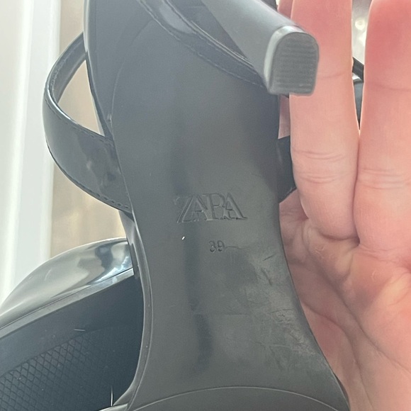 Zara heels
I wear an 8.5 and these fit - Picture 4 of 4